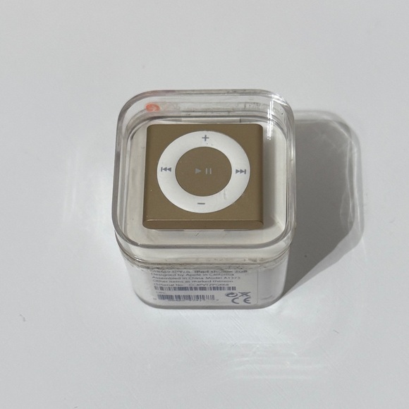 Apple iPod Shuffle 4th Generation 2 GB Gold Model A1373 - Picture 2 of 8